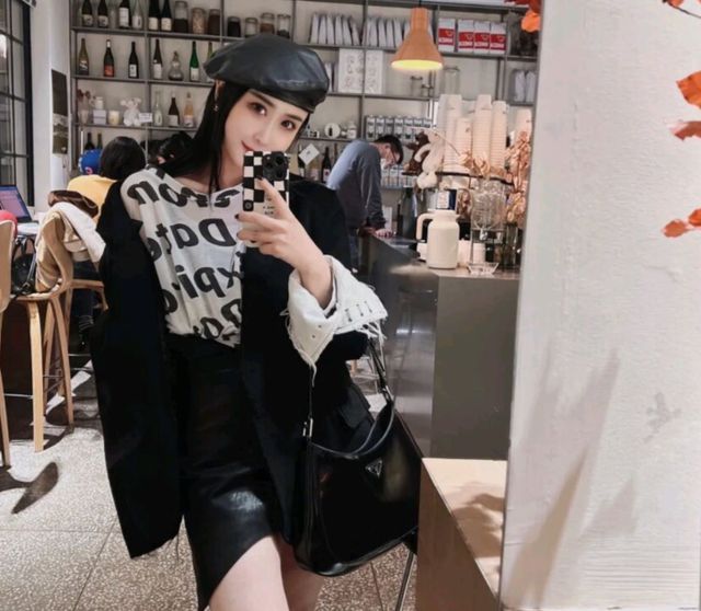 赢博体育app：赢博体育官网入口：上海一家咖啡馆火了老板贴出告示不要在店里换衣服影响其他人(图1)