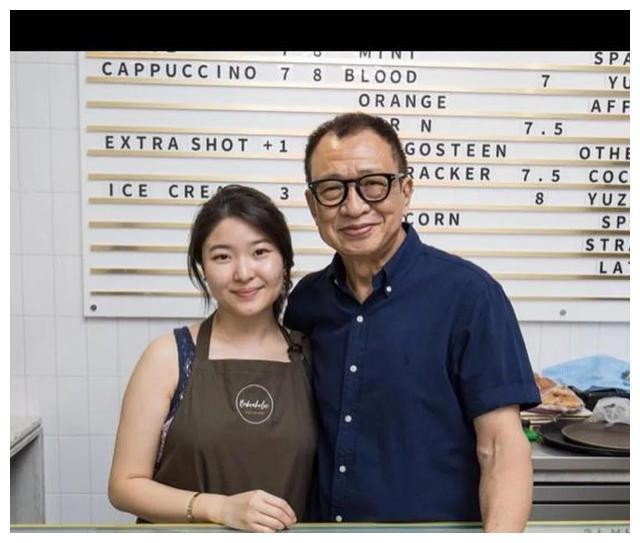 赢博体育官网入口：赢博体育app：许绍雄爱女拒绝异地恋卖掉新加坡两咖啡店回港陪新婚老公。(图2)