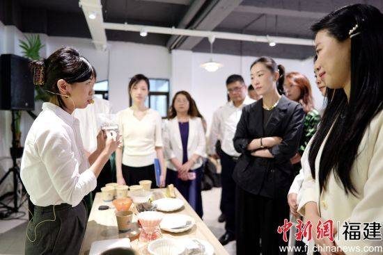 赢博体育官网入口：赢博体育app：厦航小概率咖啡落户鼓浪屿 世界地球日响应“全球战塑”(图3)