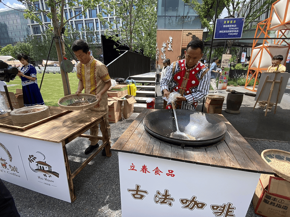 赢博体育：铁锅焙炒、石磨碾粉、土罐煮沸……古法咖啡在上海这个集市亮相(图2)